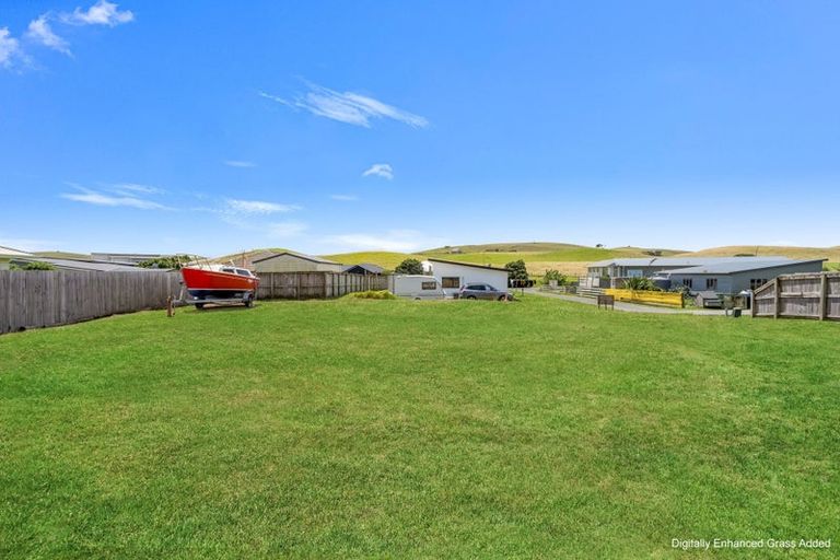 Photo of property in 13 Sunset Drive, Baylys Beach, 0377