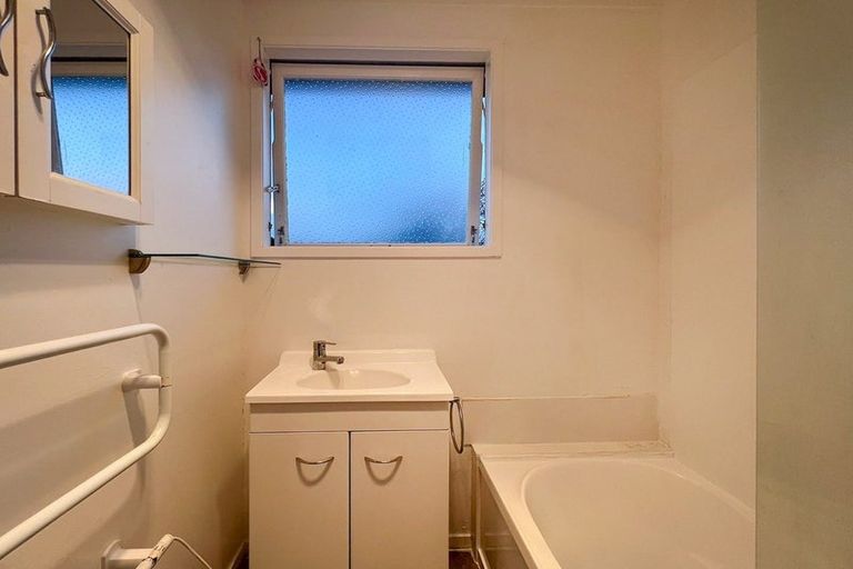 Photo of property in 35 Takapu Street, Henderson, Auckland, 0612