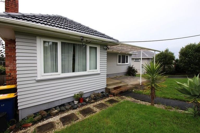 Photo of property in 17 Barron Drive, Green Bay, Auckland, 0604