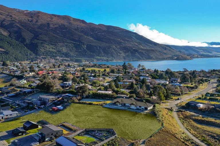 Photo of property in 33 Tomtit Crescent, Lake Hawea, 9382