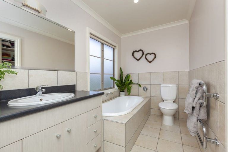 Photo of property in 136 Renown Road, Raumati South, Paraparaumu, 5032