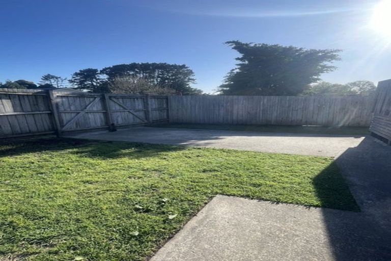 Photo of property in 42 Claverdon Drive, Massey, Auckland, 0614