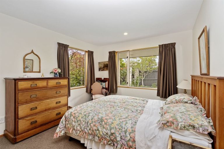 Photo of property in 33 Farnswood Place, Redwood, Christchurch, 8051
