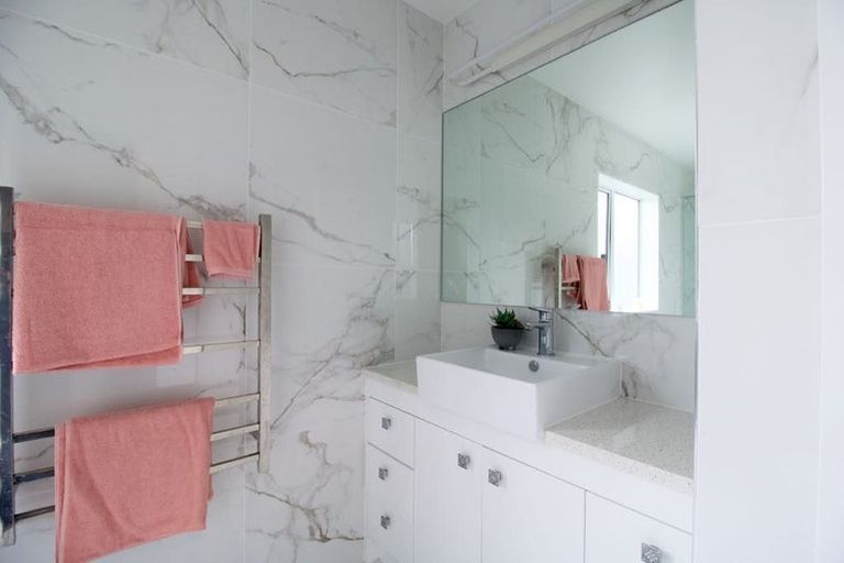 Photo of property in 17 Walter Ruddock Avenue, Kumeu, 0810