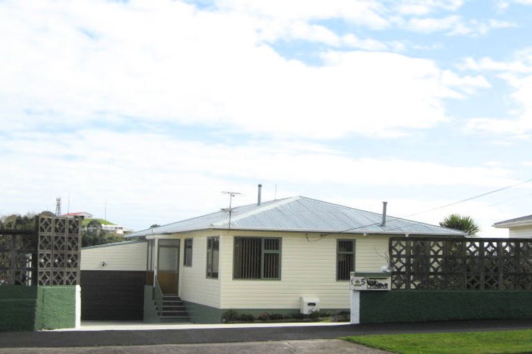 Photo of property in 5 Endeavour Street, Marfell, New Plymouth, 4310