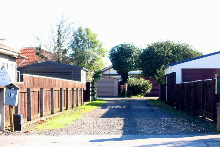 Photo of property in 13 Featherston Street, Takaro, Palmerston North, 4412