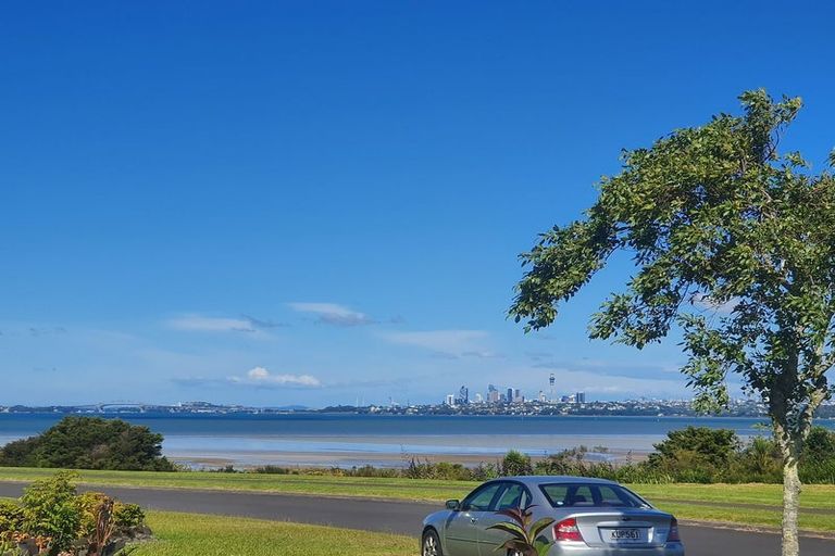 Photo of property in 10 Longbush Road, Te Atatu Peninsula, Auckland, 0610