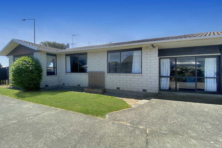 Photo of property in 2/40 Sarabande Avenue, Redwood, Christchurch, 8051