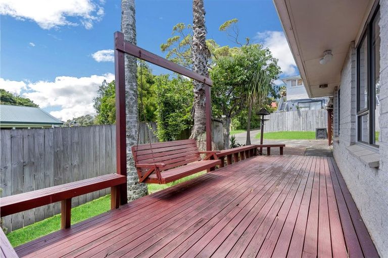 Photo of property in 2/3 Barron Drive, Green Bay, Auckland, 0604
