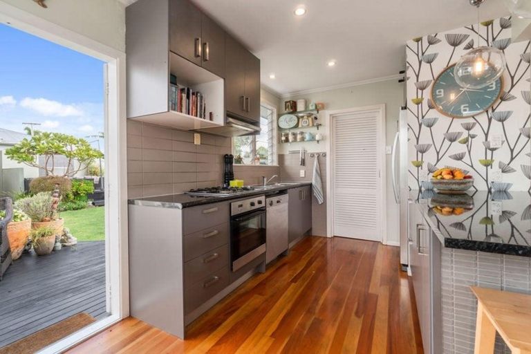 Photo of property in 8 Murray Road, Te Atatu Peninsula, Auckland, 0610