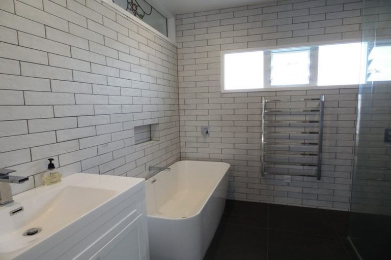 Photo of property in 122 Awaroa Road, Helensville, 0800