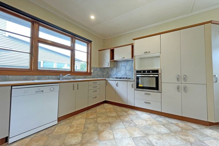 Photo of property in 28 Pahiatua Street, Hokowhitu, Palmerston North, 4410