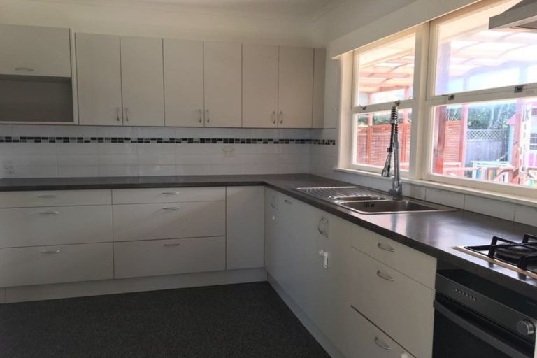 Photo of property in 12 Arahia Street, Northcote, Auckland, 0627