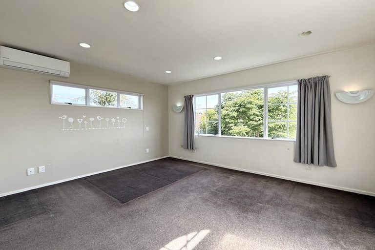 Photo of property in 38a Cherub Place, West Harbour, Auckland, 0618