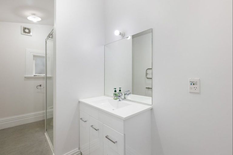 Photo of property in 78a Kelburn Parade, Kelburn, Wellington, 6012