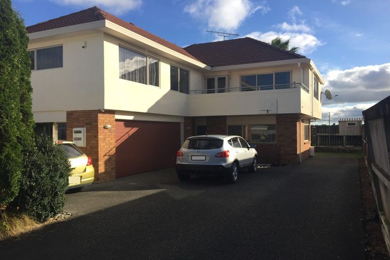 Photo of property in 2/842 East Coast Road, Oteha, Auckland, 0630