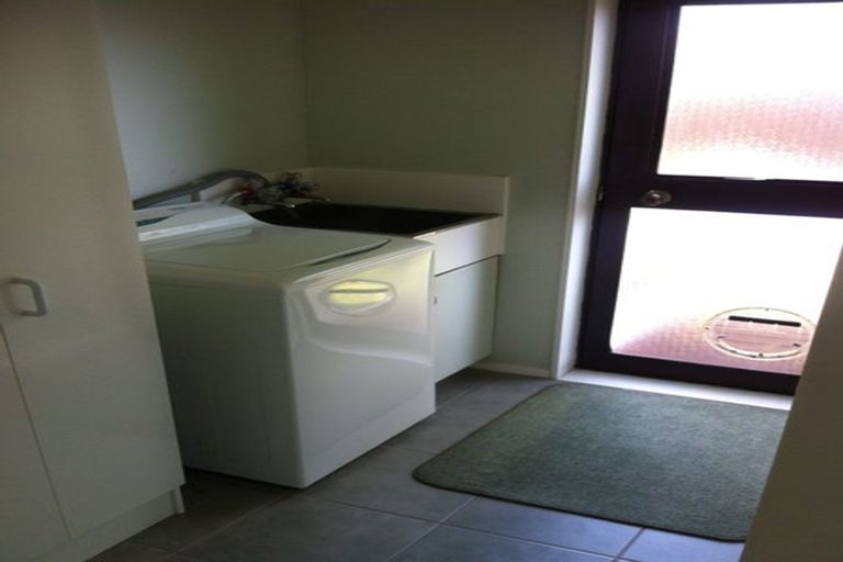 Photo of property in 2/138 Sunset Road, Unsworth Heights, Auckland, 0632