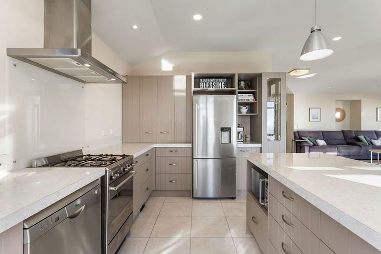 Photo of property in 5 Signal Hill Road, Mount Pleasant, Christchurch, 8081