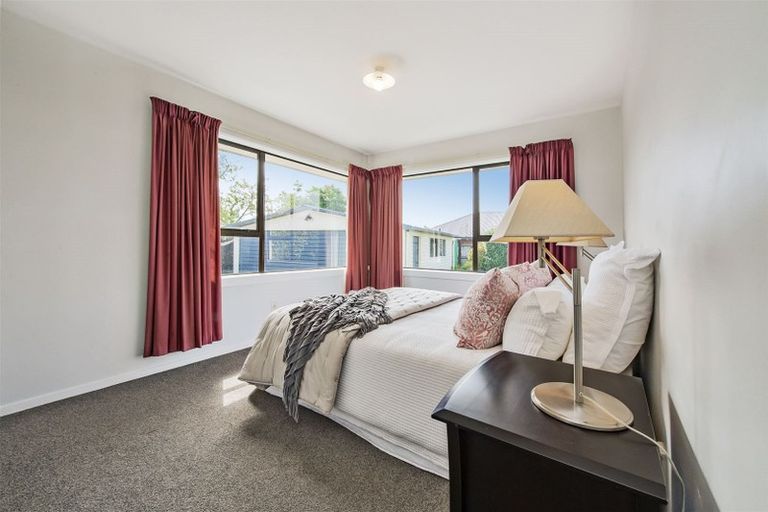 Photo of property in 33 Farquhars Road, Redwood, Christchurch, 8051