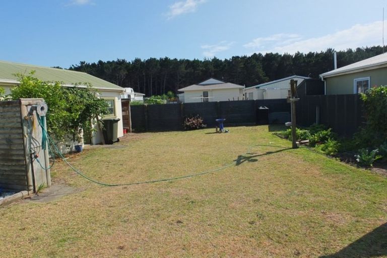 Photo of property in 17 Hennessy Street East, Foxton Beach, Foxton, 4815