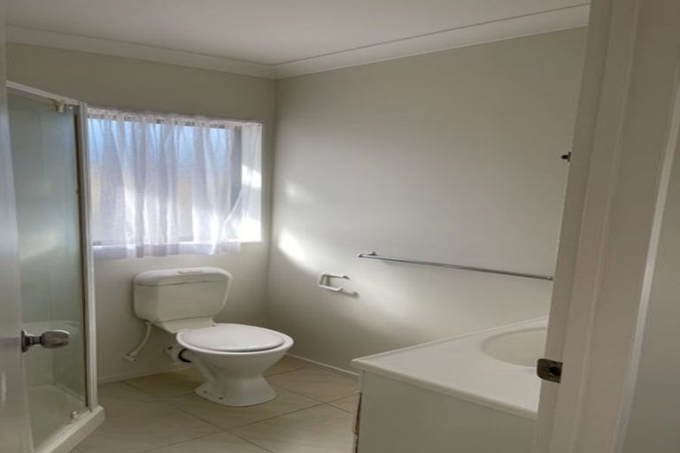 Photo of property in 12 Mediterranean Way, Goodwood Heights, Auckland, 2105