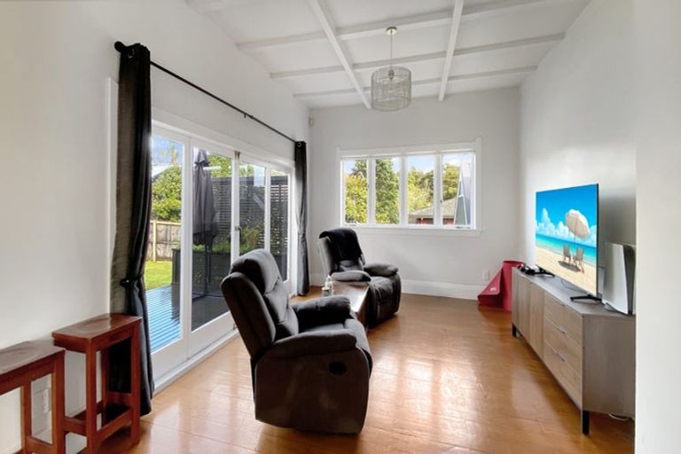 Photo of property in 4 Bowers Road, Glen Eden, Auckland, 0602