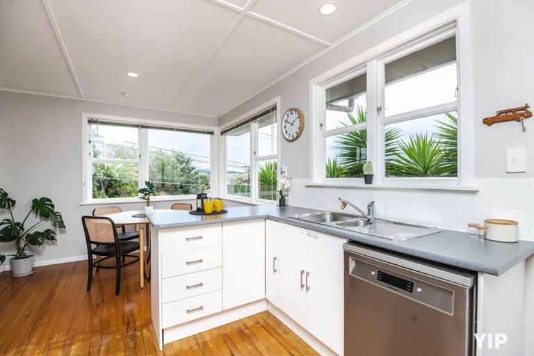 Photo of property in 58 Catherine Crescent, Paparangi, Wellington, 6037