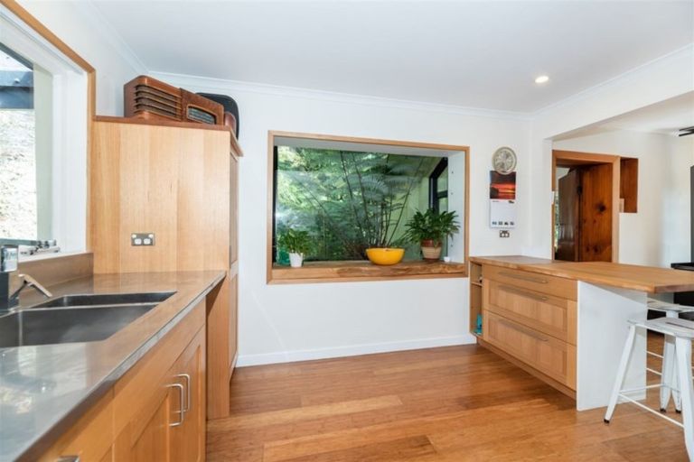 Photo of property in 136 Piha Road, Piha, New Lynn, 0772