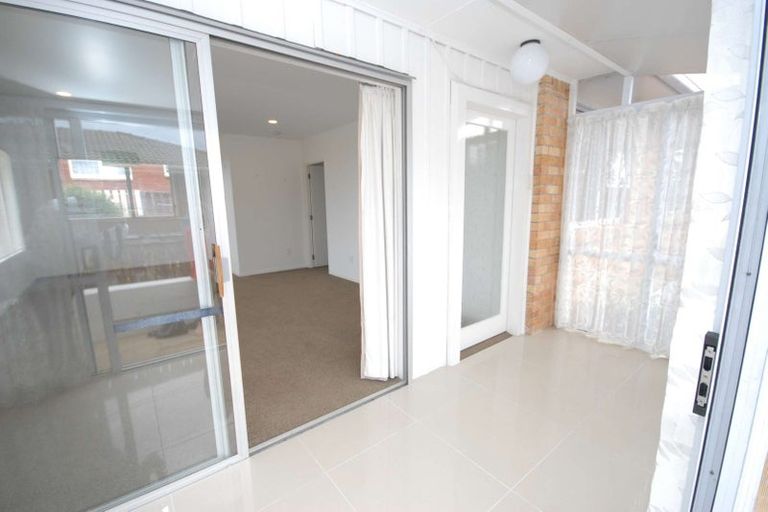 Photo of property in 2/281 Sunset Road, Sunnynook, Auckland, 0632