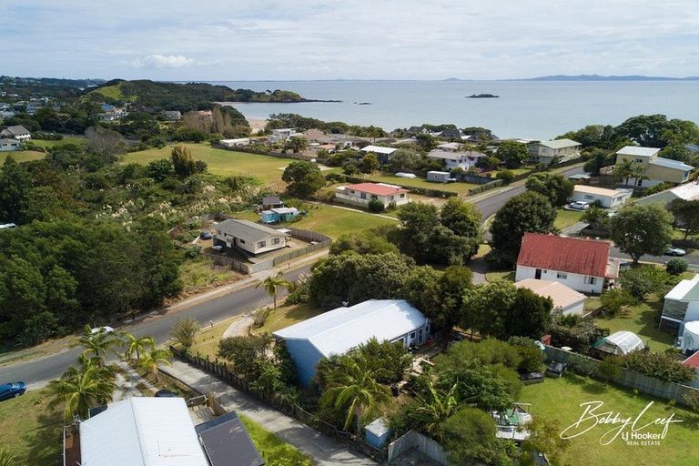 Photo of property in 10 Paradise Road, Coopers Beach, 0420