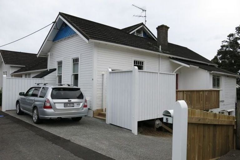 Photo of property in 5 Gilbert Street, New Plymouth, 4310