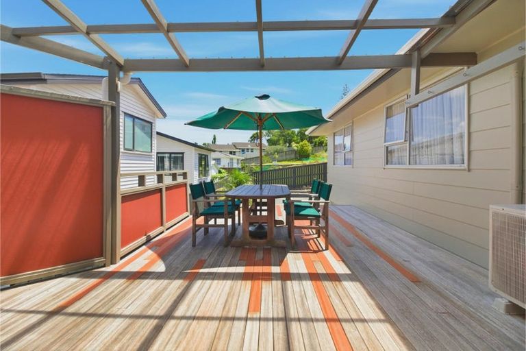 Photo of property in 40 Glenbervie Crescent, Massey, Auckland, 0614