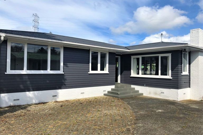 Photo of property in 48 Cobham Crescent, Kelston, Auckland, 0602