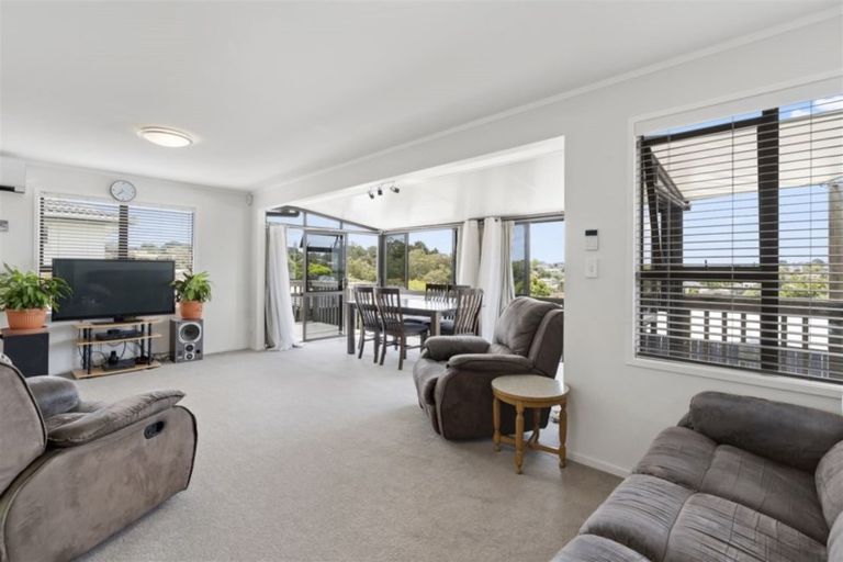 Photo of property in 28 Elizabeth Drive, West Harbour, Auckland, 0618
