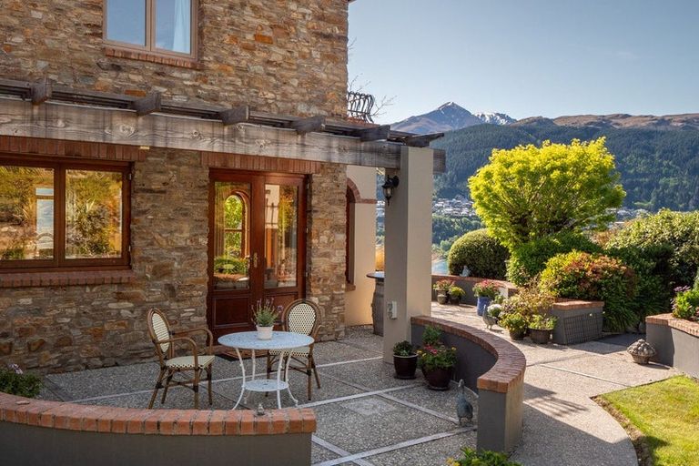 Photo of property in 1 Garland Terrace, Kelvin Heights, Queenstown, 9300