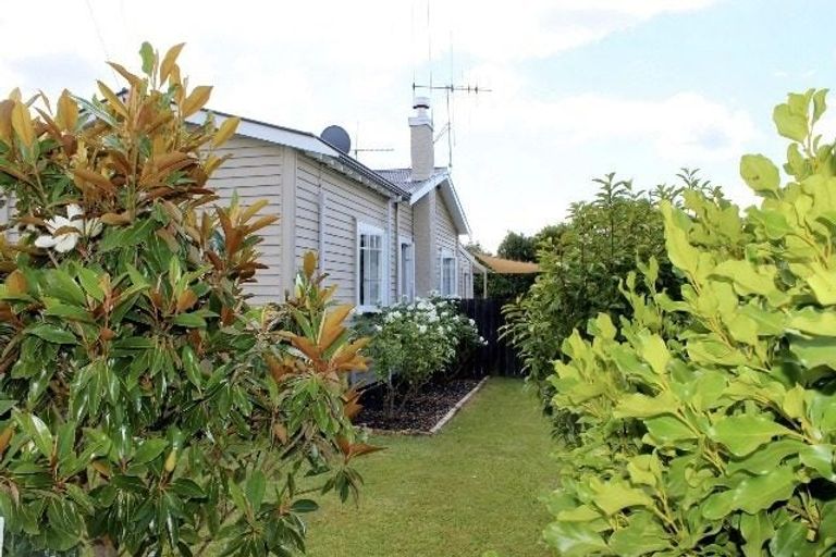 Photo of property in 27 Oxford Street, Fairfield, Hamilton, 3214