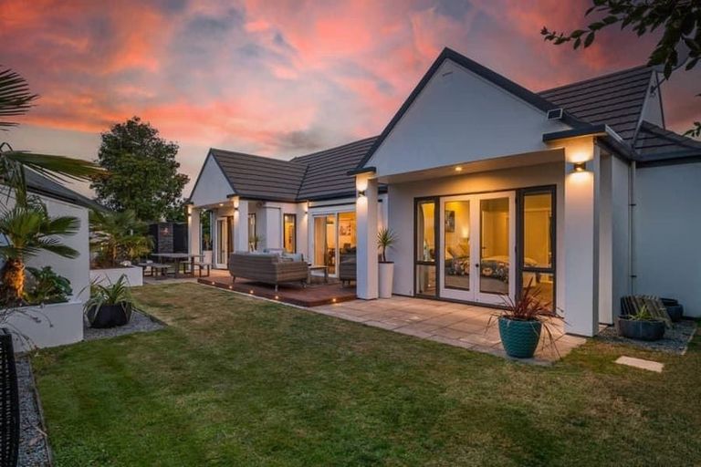 Photo of property in 3 Fieldmoor Place, Parklands, Christchurch, 8083