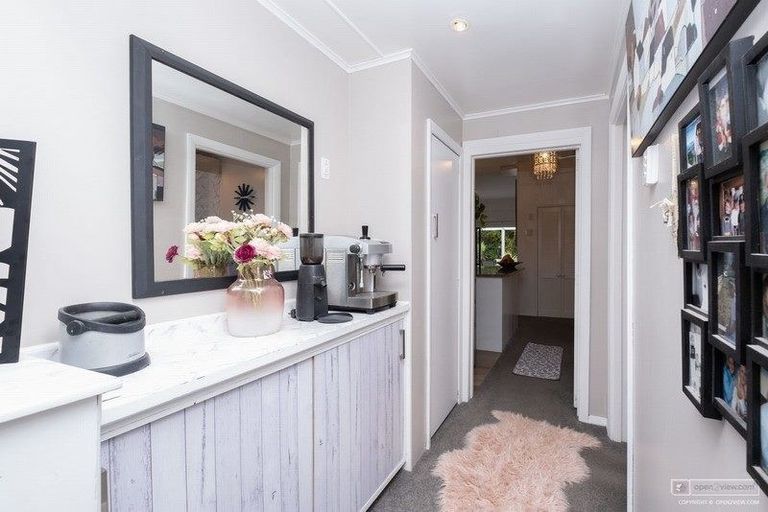 Photo of property in 18 Castle Street, Eltham, 4322