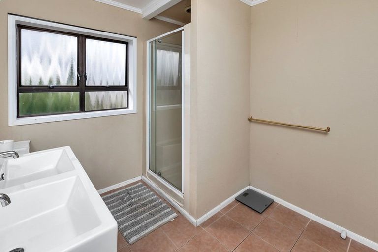 Photo of property in 1 Karoro Road, One Tree Point, 0118