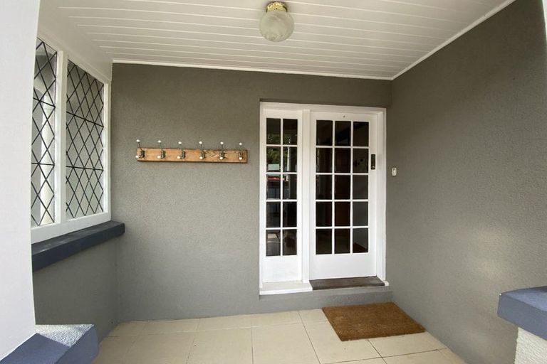 Photo of property in 191 Queens Drive, Lyall Bay, Wellington, 6022