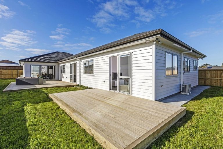 Photo of property in 18 Gilbransen Road, Kumeu, 0810