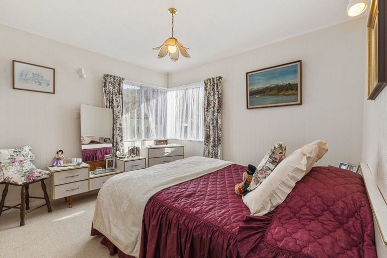 Photo of property in 5 Lees Grove, Wainuiomata, Lower Hutt, 5014