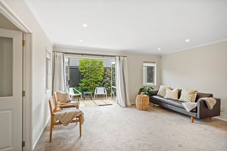 Photo of property in 43 Memorial Avenue, Ilam, Christchurch, 8053