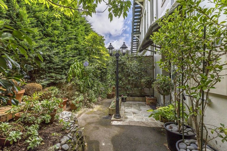 Photo of property in 16b Hadfield Terrace, Kelburn, Wellington, 6012