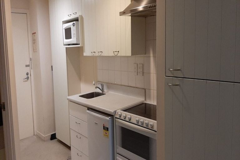 Photo of property in Terrace Heights Apartments, 2e/163 The Terrace, Wellington Central, Wellington, 6011