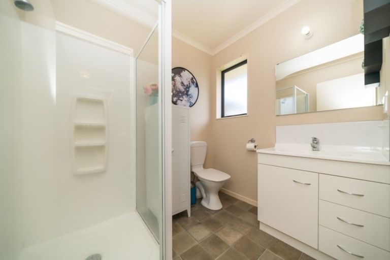 Photo of property in 53 Geneva Terrace, Kelvin Grove, Palmerston North, 4414