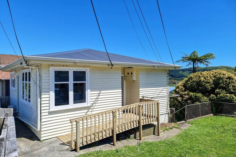 Photo of property in 85 Northland Road, Northland, Wellington, 6012