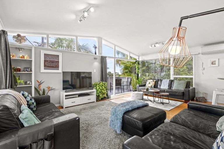 Photo of property in 2 Lyons Avenue, Murrays Bay, Auckland, 0630