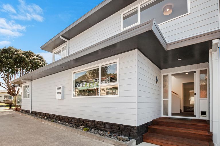 Photo of property in 35 Ocean View Road, Waihi Beach, 3611