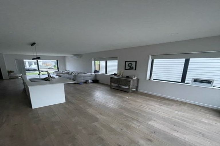 Photo of property in 10 John Burn Road, Takanini, 2110